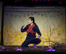 Centro Cultural Teatro Guaíra - Auditório Glauco Flores de Sá Brito (Miniauditório) Plumaje – Nos dias 25 e 26 de outubro (sábado e domingo), às 15h, o espetáculo “Plumaje”, da atriz e artista latino-americana Ailén Roberto, traz histórias tradicionais da América Latina, inspiradas no conto “A Plumagem dos Pássaros”, do povo Calchaquí