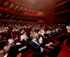 Entrega da reforma do telhado do Teatro Guaíra / parceria da AUDI - Apresentação de Ballet para 600 crianças de escolas públicas.