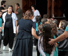 Entrega da reforma do telhado do Teatro Guaíra / parceria da AUDI - Apresentação de Ballet para 600 crianças de escolas públicas.