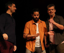 Centro Cultural Teatro Guaíra -  Auditório Salvador de Ferrante (Guairinha) - A Senha – Pela primeira vez juntos no palco, os grupos Antropofocus e Barbixas se reúnem para uma noite inédita de improviso e humor no Teatro Guairinha, no dia 27 de outubro. “A Senha” – um espetáculo de improviso quase secreto marca também a comemoração dos 25 anos do grupo curitibano Antropofocus e promete surpreender o público com cenas criadas na hora, a partir de uma única palavra sugerida pela plateia