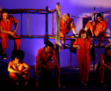 Centro Cultural Teatro Guaíra -  Auditório Glauco Flores Sá de Brito (Miniauditório) - Amarga Ferrugem – Nos dias 28 e 29 de outubro de 2025 (terça e quarta-feira), às 20h, o Miniauditório recebe o espetáculo “Amarga Ferrugem”, uma montagem da Politéia Companhia de Teatro com classificação indicativa de 18 anos, que mergulha nas contradições e tensões do sistema carcerário brasileiro