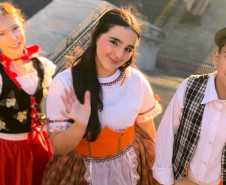 Centro Cultural Teatro Guaíra  -  Auditório Bento Munhoz da Rocha Neto (Guairão)  -  Desencont(r)os – No sábado (1.º), o Teatro Guaíra recebe o espetáculo de dança “Desencont(r)os”, criação da Escola de Ballet Coppelia do Brasil. A apresentação única acontece às 20h, no Auditório Bento Munhoz da Rocha Neto (Guairão)