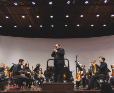 Centro Cultural Teatro Guaíra - MARINGÁ – Teatro Calil Haddad Avenida Dr. Luiz Teixeira Mendes, 2500 - Zona 04. - Guaíra Para Todos: Orquestra Sinfônica do Paraná em Maringá – A Orquestra Sinfônica do Paraná se apresenta em Maringá na próxima quarta-feira (15), às 20h, no Teatro Calil Haddad, em um concerto que integra o projeto “Guaíra para Todos”, iniciativa voltada à democratização do acesso à cultura em todo o estado.