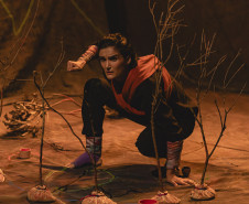 Centro Cultural Teatro Guaíra - Auditório Glauco Flores Sá de Brito (Miniauditório)  - Plumaje – A peça “Plumaje”, voltada ao público infantil e inspirada em mitos ancestrais da América Latina, será apresentada nos dias 25 e 26 de outubro, às 15h, no Auditório Glauco Flores de Sá Brito, o Miniauditório do Teatro Guaíra