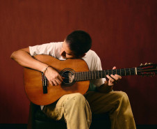 Centro Cultural Teatro Guaíra - Auditório Salvador de Ferrante (Guairinha)  -  Rubel – O cantor e compositor Rubel chega a Curitiba no domingo, 26 de outubro, no Auditório Salvador de Ferrante (Guairinha).