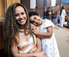 Balé Teatro Guaíra inspira novas gerações em apresentações em Ibiporã - A pequena Clara Hambrusch Leme, de quatro anos, que acompanhou o segundo ato da plateia dançando em frente ao palco, tentando reproduzir os movimentos. A mãe, Elaine de Souza Hambrusch, professora, se emocionou ao ver a filha se inspirar durante a apresentação. “Dá pra ver que a cultura influencia diretamente as novas gerações.