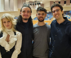 Orquestra Sinfônica do Paraná reúne mil pessoas em concerto inédito em Belo Horizonte Na foto, os amigos Érica Maria, Gabriel Lavorato, Davi Kreppel e Bruno Melo Almeida