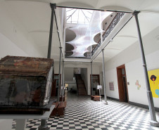 Museu de Arte Contemporânea do Paraná (MAC Paraná) - Em cartaz – “Ronald Simon – Pinturas Cometidas” na sala 09 do MAC no MON e “Deve ser aqui” na Sede Adalice Araújo.