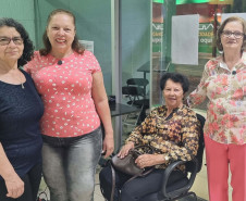 As amigas aposentadas Maria de Moraes, Eliana Modesto, Rosa da Silva e Maria Andrade, que toda semana se reúnem no Sesc Apucarana para atividades artísticas, estavam entre as mais animadas.