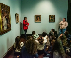 Museu Casa Alfredo Andersen (MCAA) - Visitas guiadas – O Setor Educativo do Museu Alfredo Andersen oferece visitas mediadas gratuitas no Museu Casa Alfredo Andersen. A visita conta com mediação na exposição fixa de Andersen, nas exposições temporárias, atividades com foco nos três gêneros de pintura do artista, atividades de curadoria e restauro e apresentação dos cursos da academia Alfredo Andersen.