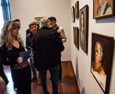 Museu Casa Alfredo Andersen (MCAA) - Calderari: amar, além do mar – A mostra presta homenagem a Fernando Calderari, um dos pioneiros do abstracionismo no Paraná, reunindo pinturas, gravuras e objetos que revelam sua trajetória artística que marcou profundamente a arte paranaense.