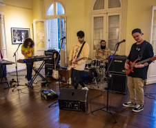 Museu da Imagem e do Som (MIS-PR)  -  Tons Vizinhos – Venha curtir música boa no MIS-PR! O Tons Vizinhos é uma parceria com os estudantes e professores da Escola de Música e Belas Artes do Paraná (Embap), da Universidade Estadual do Paraná (Unespar).