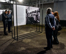 Museu da Imagem e do Som (MIS-PR)  - Visita Guiada – No sábado 25 de outubro, às 11h, ocorre a visita guiada à exposição “Desse Lado do Muro”, parte do Projeto Cárcere do Museu de Imagem e Som do Paraná