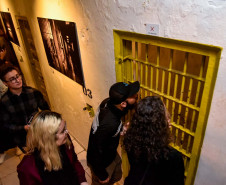 Museu da Imagem e do Som (MIS-PR)  - Visita Guiada – No sábado 25 de outubro, às 11h, ocorre a visita guiada à exposição “Desse Lado do Muro”, parte do Projeto Cárcere do Museu de Imagem e Som do Paraná