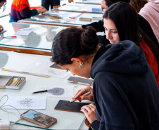 Museu Oscar Niemeyer (MON) -  Oficina | Laboratório de materiais – Explore os limites entre pintura e desenho e investigue o diálogo entre diferentes materiais artísticos nesta oficina, que acontece na terça-feira (21) às 14h, no Espaço das Oficinas.