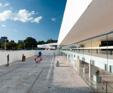 Museu Oscar Niemeyer realiza restauro em três obras de grandes dimensões