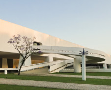 Museu Oscar Niemeyer realiza restauro em três obras de grandes dimensões - Obra "Palmeira", da artista Elizabeth Titton