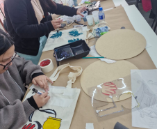 Imagem dos participantes durante o curso "Marcas da história: Pinturas Decorativas da Casa Gomm".