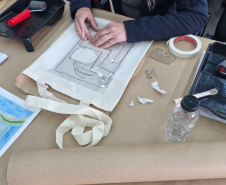 Imagem dos participantes durante o curso "Marcas da história: Pinturas Decorativas da Casa Gomm".