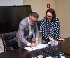 Estado firma acordo para retomada das obras do Museu de Arte Contemporânea do Paraná