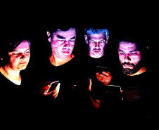 Centro Cultural Teatro Guaíra - Teatro José Maria Santos - Bom dia Grupo – A comédia “Bom Dia, Grupo!”, que mergulha no caos digital da vida moderna, está de volta ao Teatro José Maria Santos para uma curta temporada nos dias 7, 8 e 9 de novembro (sexta a domingo).