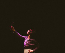 Centro Cultural Teatro Guaíra - Auditório Glauco Flores Sá de Brito (Miniauditório) - Do Dia Que Olhei No Espelho e Não Me Encontrei – O Auditório Glauco Flores de Sá Brito (Miniauditório) recebe, entre os dias 7 e 9 de novembro, o espetáculo "Do Dia Que Olhei no Espelho e Não Me Encontrei", uma reflexão bem-humorada sobre a imposição dos padrões de beleza.