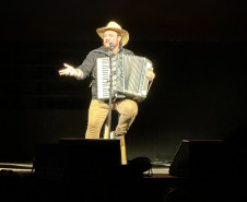 Centro Cultural Teatro Guaíra - Auditório Bento Munhoz da Rocha Neto (Guairão) - Gravação do Especial Santo Fole Show – Na quarta-feira, 12 de novembro, o humorista Santo Fole, um dos nomes da comédia paranaense, sobe ao palco do Auditório Bento Munhoz da Rocha Neto (Guairão) para a gravação de seu primeiro especial, “Quase um Bailão”.