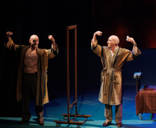 Centro Cultural Teatro Guaíra - Teatro José Maria Santos - Gregor – Uma Odisseia Patética – Neste fim de semana o espetáculo “Gregor – uma odisseia patética”, volta ao palco do Teatro José Maria Santos para uma nova temporada entre 13 e 16 de novembro, com sessões de quinta a sábado, às 20h, e domingo, às 18h.