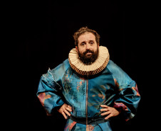 Centro Cultural Teatro Guaíra - Auditório Bento Munhoz da Rocha Neto (Guairão) - O Céu da Língua – No domingo (09), o espetáculo “O Céu da Língua”, uma comédia sobre a presença quase invisível da poesia no cotidiano, retorna ao Teatro Guaíra.