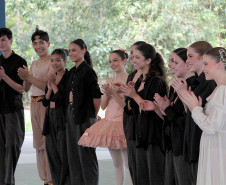 Escola de Dança Teatro Guaíra fez 11 apresentações em pátios de escolas públicas em 2025