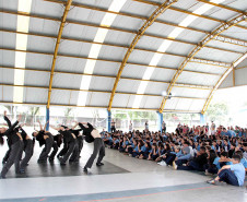 Escola de Dança Teatro Guaíra fez 11 apresentações em pátios de escolas públicas em 2025