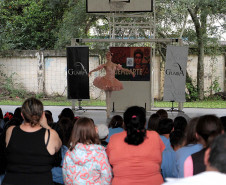 Escola de Dança Teatro Guaíra fez 11 apresentações em pátios de escolas públicas em 2025