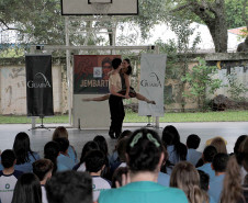 Escola de Dança Teatro Guaíra fez 11 apresentações em pátios de escolas públicas em 2025