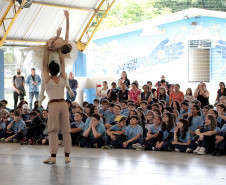 Escola de Dança Teatro Guaíra fez 11 apresentações em pátios de escolas públicas em 2025