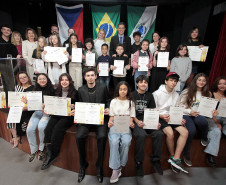 Alunos do Centro Juvenil de Artes Plásticas recebem certificação da República Tcheca