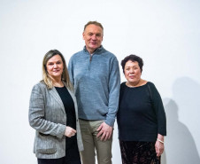 MAC Paraná celebra 55 anos com exposição comemorativa que apresenta obras do acervo - Na foto, a diretora do CAC, Juliane Fuganti com os curadores Marcelo Conrado e Maria José Justino