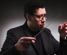 A Orquestra Sinfônica do Paraná realiza no próximo sábado (08), às 16h, no vão livre do Museu Oscar Niemeyer, o quinto concerto da série “OSP no Museu Oscar Niemeyer – Mostly Mozart”, com regência do maestro convidado Matheus Carneiro