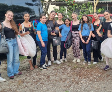 Escola de Dança Teatro Guaíra fez 11 apresentações em pátios de escolas públicas em 2025