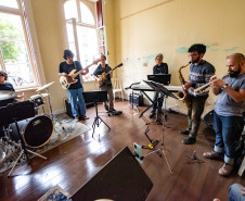 Museu da Imagem e do Som - Tons Vizinhos – Venha curtir música boa no MIS-PR! O Tons Vizinhos é uma parceria com os estudantes e professores da Escola de Música e Belas Artes do Paraná (Embap), da Universidade Estadual do Paraná (Unespar).