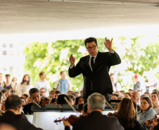 Penúltimo concerto da Orquestra Sinfônica do Paraná no vão do MON reuniu mais de mil pessoas.