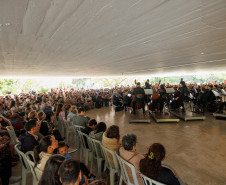 Penúltimo concerto da Orquestra Sinfônica do Paraná no vão do MON reuniu mais de mil pessoas.