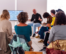 Museu Oscar Niemeyer promove laboratório de aquarela para professores no dia 26