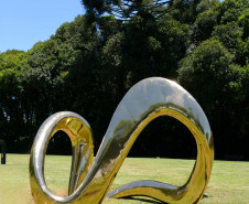 Com "Robô Interativo" e novas esculturas, MON apresenta obras inéditas na área externa