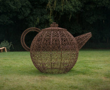 Com "Robô Interativo" e novas esculturas, MON apresenta obras inéditas na área externa