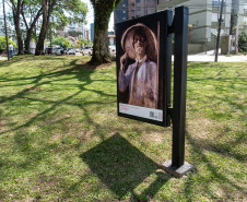 Museu Casa Alfredo Andersen (MCAA) - Praça Alfredo Andersen – Neste sábado (8), às 10h, a exposição “Calderari: Amar, Além do Mar” chega à Galeria da Praça Alfredo Andersen, em Curitiba. O espaço, implementado em 2024 para levar arte ao ar livre, agora celebra a trajetória de Fernando Calderari, um dos grandes pioneiros do abstracionismo no Paraná.