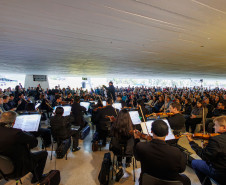 A Orquestra Sinfônica do Paraná realiza no próximo sábado (08), às 16h, no vão livre do Museu Oscar Niemeyer, o quinto concerto da série “OSP no Museu Oscar Niemeyer – Mostly Mozart”, com regência do maestro convidado Matheus Carneiro.