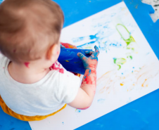 MON convida bebês de 2 a 3 anos a descobrirem a arquitetura em uma oficina sensorial