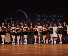 Formatura de alunas da Escola de Dança Teatro Guaíra marca a última noite de “ALGO/RITMO”