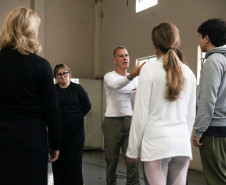Curso gratuito do Teatro Guaíra forma 95 artistas de três regiões do Paraná