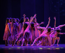 Formatura de alunas da Escola de Dança Teatro Guaíra marca a última noite de “ALGO/RITMO”